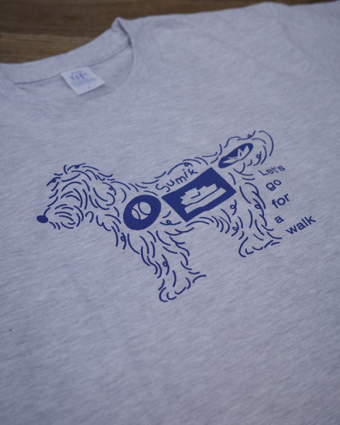 Sumif × NOI Exclusive Order Tee 杢グレーのプリントデザインのクローズアップ
