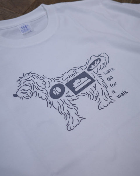 Sumif × NOI Exclusive Order Tee ホワイトのプリントデザインのクローズアップ