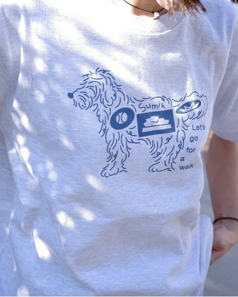 Sumif × NOI Exclusive Order Tee 杢グレーを着用したモデルのバストアップ、木漏れ日の下で