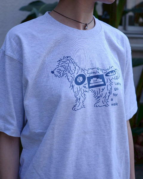 Sumif × NOI Exclusive Order Tee 杢グレーを着用したモデルの首元アップ