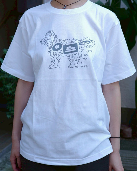 Sumif × NOI Exclusive Order Tee ホワイトを着用したモデルの全身コーディネート