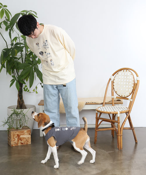 オフホワイトのBritish Dogs長袖Tシャツを着た男性モデルと、同じ絵柄の犬用タンクトップを着た愛犬の着用イメージ