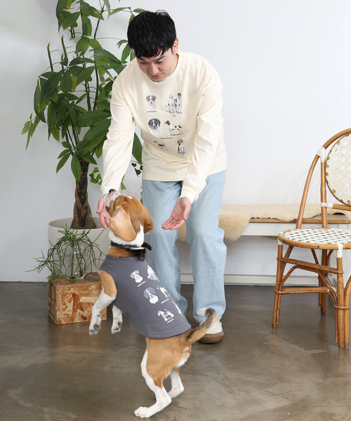 オフホワイトのBritish Dogs長袖Tシャツを着た男性モデルに、同じ絵柄のタンクトップを着た愛犬が飛びついているイメージ