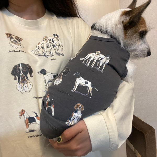 スミクロのBritish Dogs犬用タンクトップを着た愛犬を、同じ犬種図鑑柄のウェアを着た飼い主が抱いているイメージ