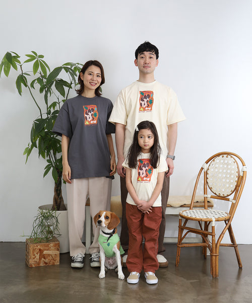 ブリタニースパニエルの犬用タンクトップ（グリーン）を着た愛犬と、同じ絵柄のTシャツを着た家族3人