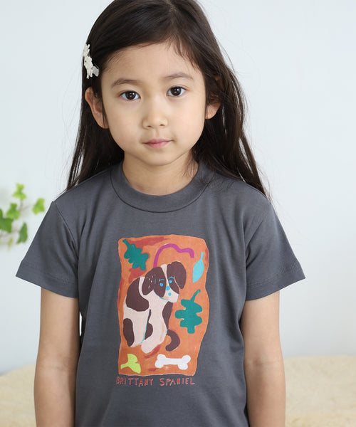 スミクロ(チャコール)のBrittany Spanielキッズ半袖Tシャツの前身プリントを寄って撮った着用イメージ