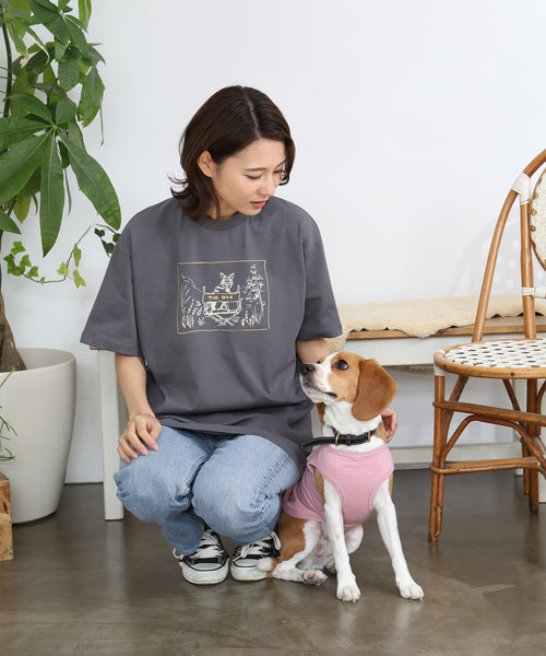 スミクロのRinTinTin半袖Tシャツを着た女性モデルが、同じ絵柄の犬用タンクトップを着た愛犬と座っている着用イメージ