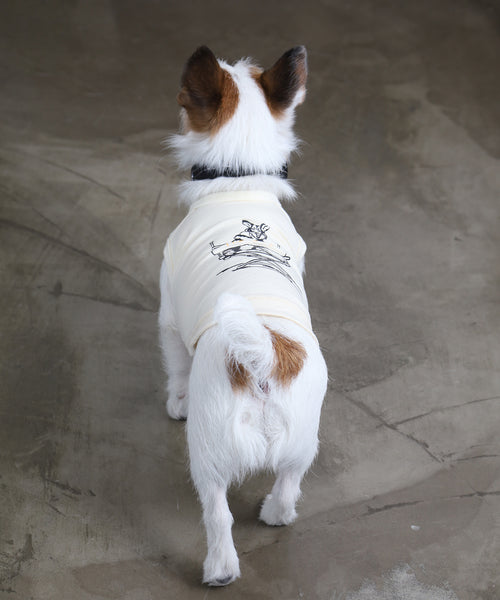オフホワイトのRinTinTin犬用タンクトップの後ろ姿。着丈と裾の形が見える着用イメージ