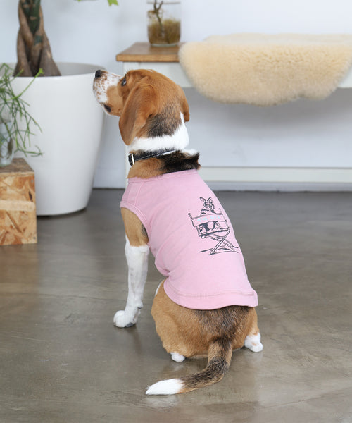 ピンクのRinTinTin犬用タンクトップを着たビーグルを後ろから撮った着用イメージ