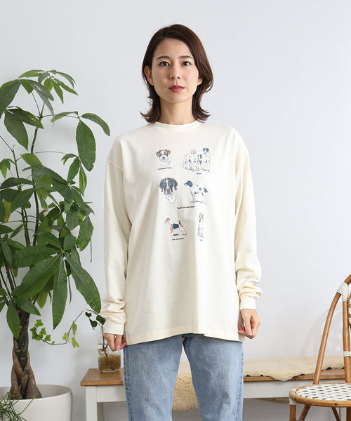 British Dogs 長袖Tシャツ アダルト オフホワイトを着用した女性