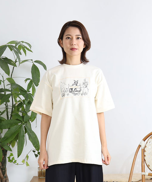 RinTinTin 半袖Tシャツ アダルト オフホワイトを着用した女性