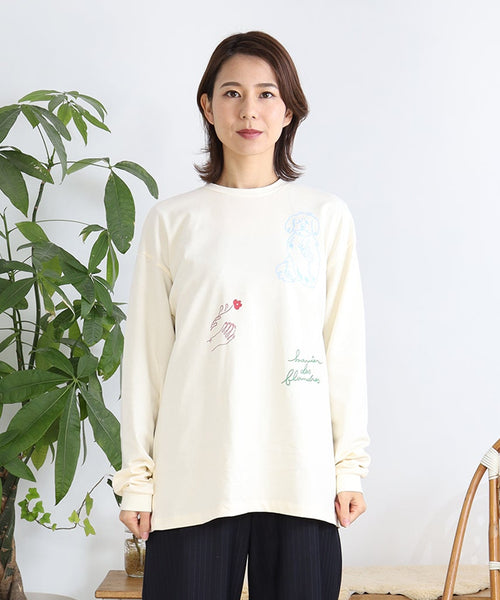 Flanders 長袖Tシャツ アダルト オフホワイトを着用した女性