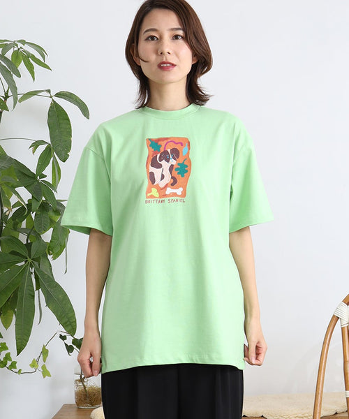 Brittany Spaniel 半袖Tシャツ アダルト グリーンを着用した女性