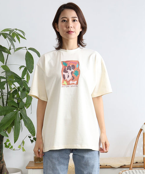 Brittany Spaniel 半袖Tシャツ アダルト オフホワイトを着用した女性