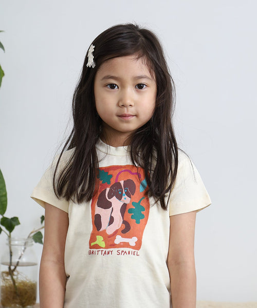Brittany Spaniel 半袖Tシャツ キッズ オフホワイトを着用した女の子