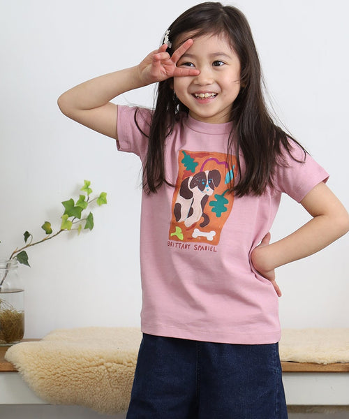Brittany Spaniel 半袖Tシャツ キッズ ピンクを着用した女の子