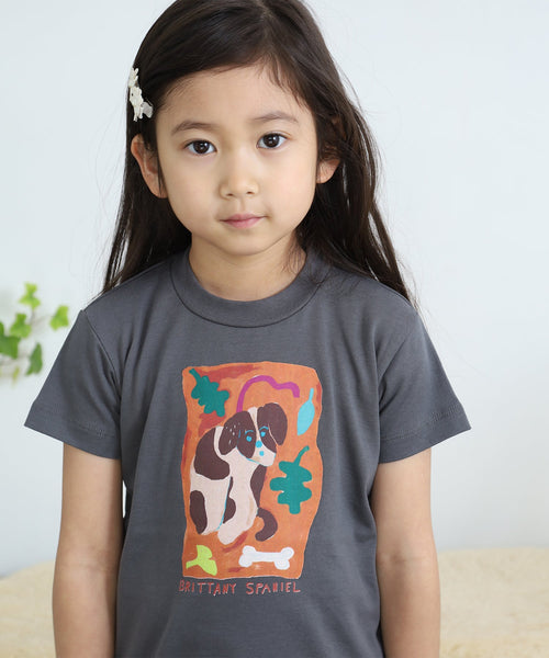 Brittany Spaniel 半袖Tシャツ キッズ スミクロを着用した女の子