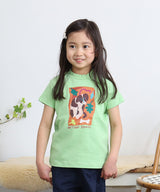 グリーンのBrittany Spanielキッズ半袖Tシャツを着た女の子
