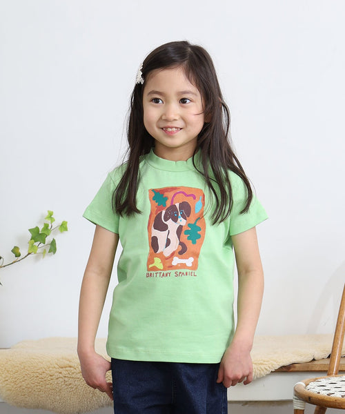 グリーンのBrittany Spanielキッズ半袖Tシャツを着た女の子