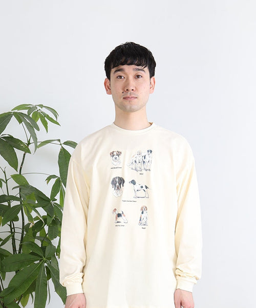 オフホワイトのBritish Dogs長袖Tシャツを着た男性モデル。犬種図鑑風イラストのプリントが見える