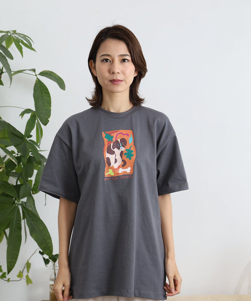 スミクロのBrittany Spaniel半袖Tシャツを着た女性モデル。前身のプリントが見える