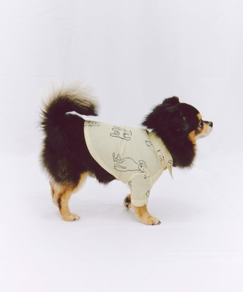Various dogs Shirts 愛犬用 黒と茶の長毛小型犬の横向き着用イメージ