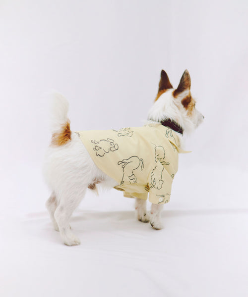 Various dogs Shirts 愛犬用 白と茶の小型犬が真横を向いて立ち、着丈と胴周りのシルエットが見える着用イメージ